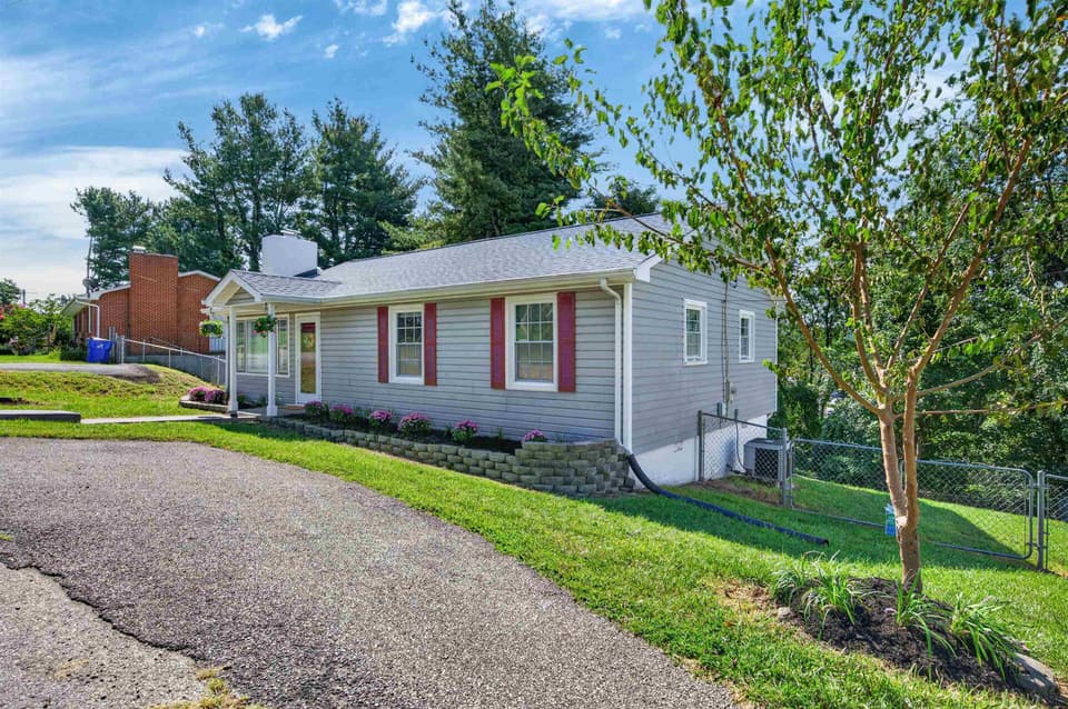 130 Pepper Street NE, photo 4 of 40
