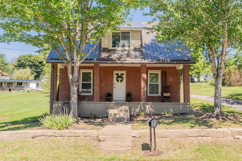 770 Montgomery Street, photo 2 of 40