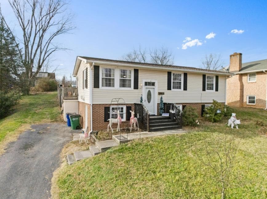 60 Betty Drive, photo 3 of 40