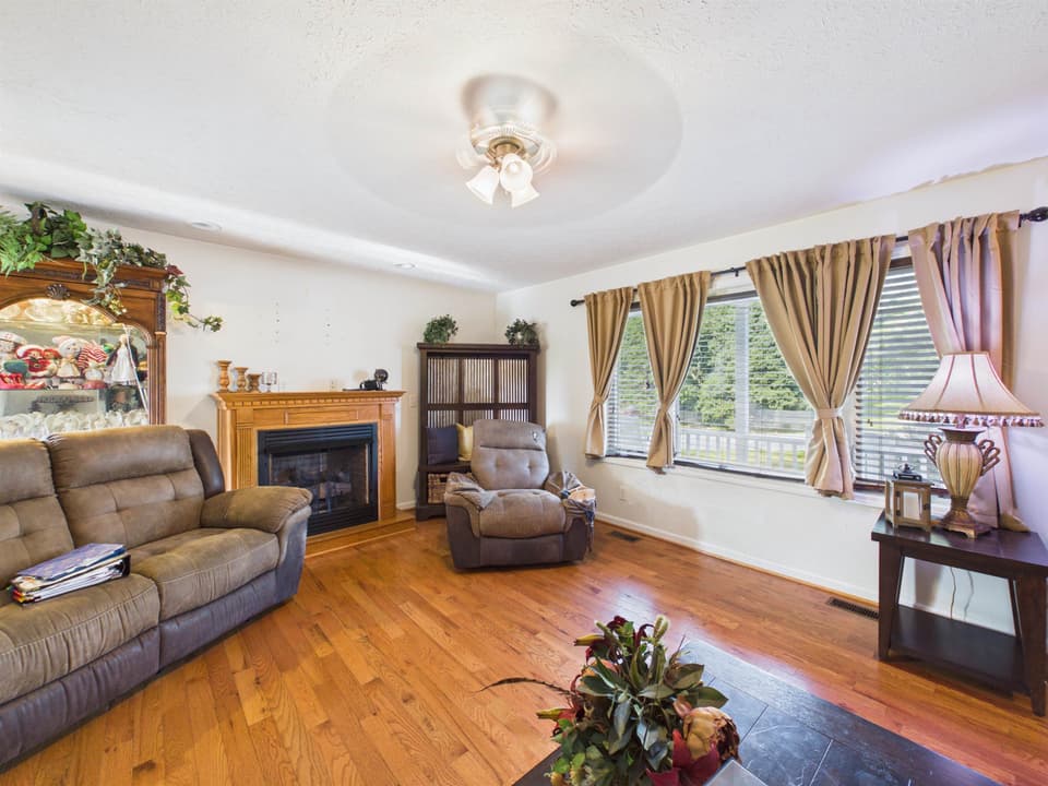 209 Rolling Hills Drive, photo 25 of 40