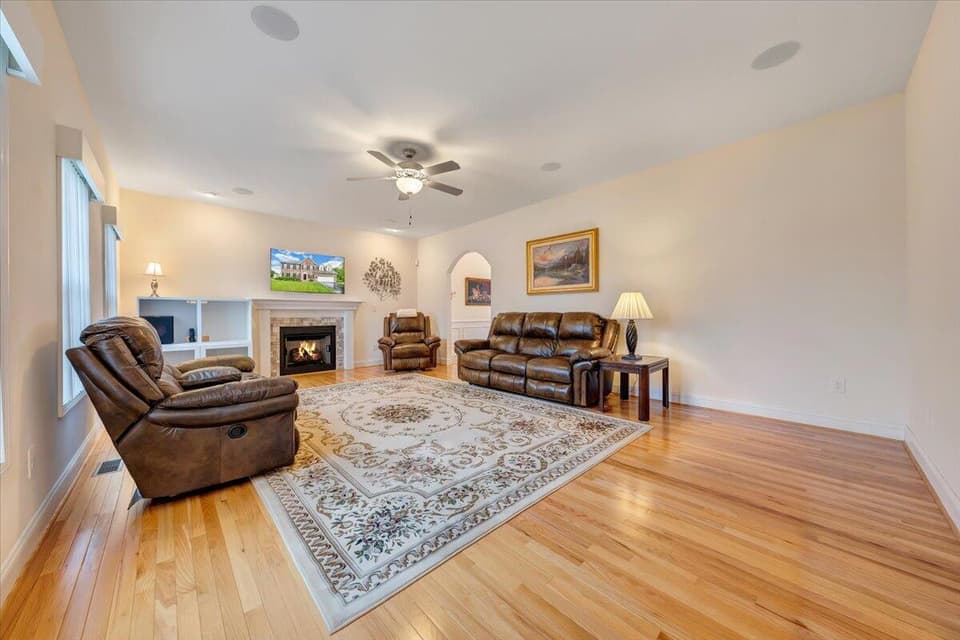1585 Diana Drive, photo 3 of 38