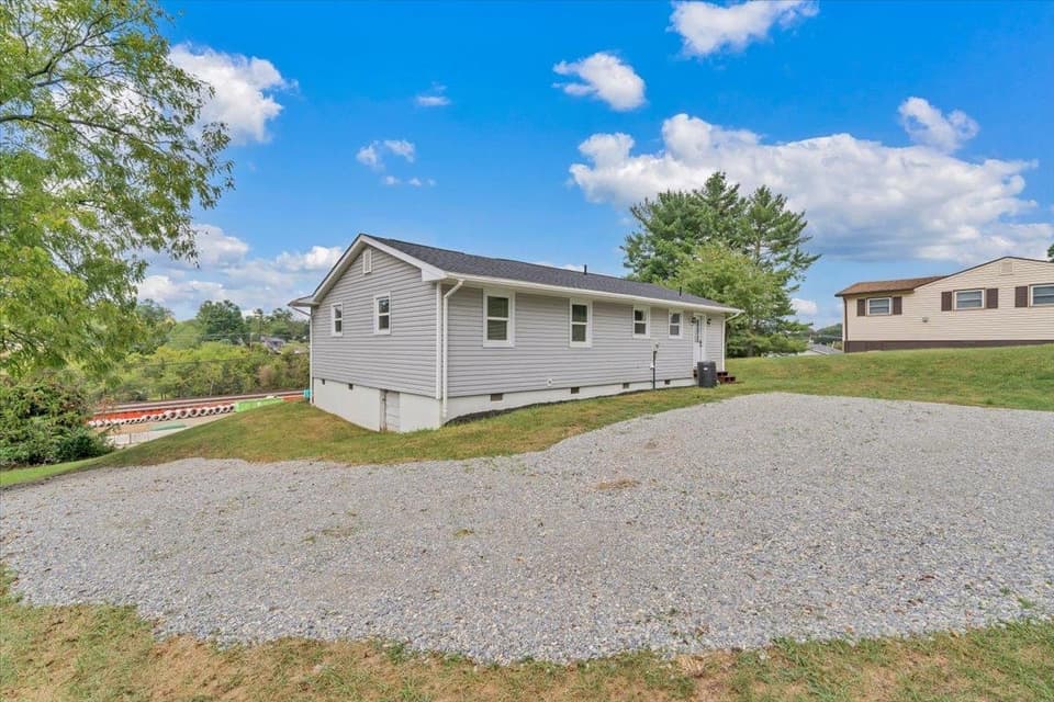 935 NE Depot Street NE, photo 18 of 26