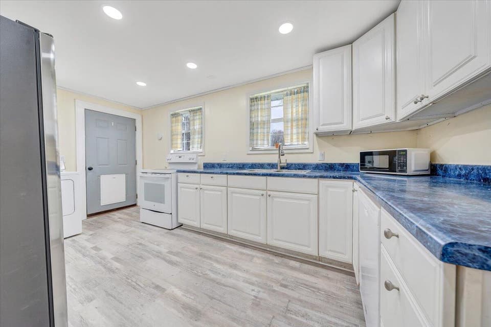 855 E Main St, photo 10 of 34