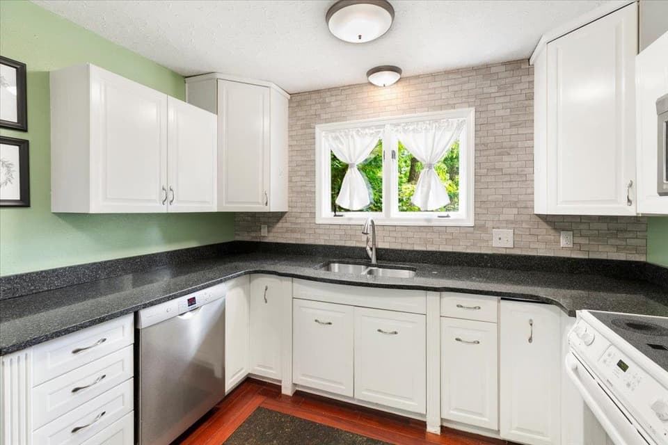300 Tomahawk Drive, photo 16 of 40