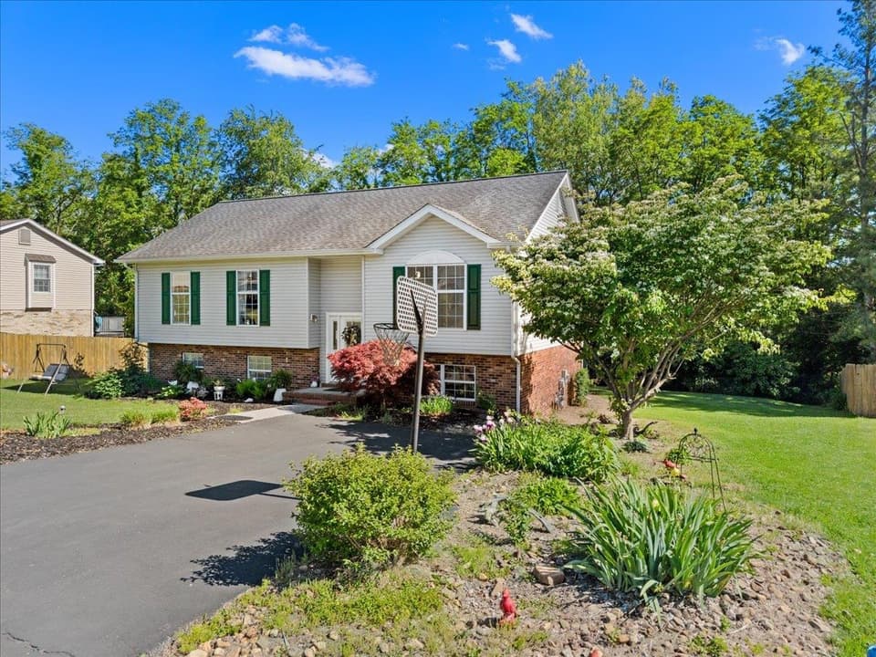 650 Warren Court, photo 5 of 40