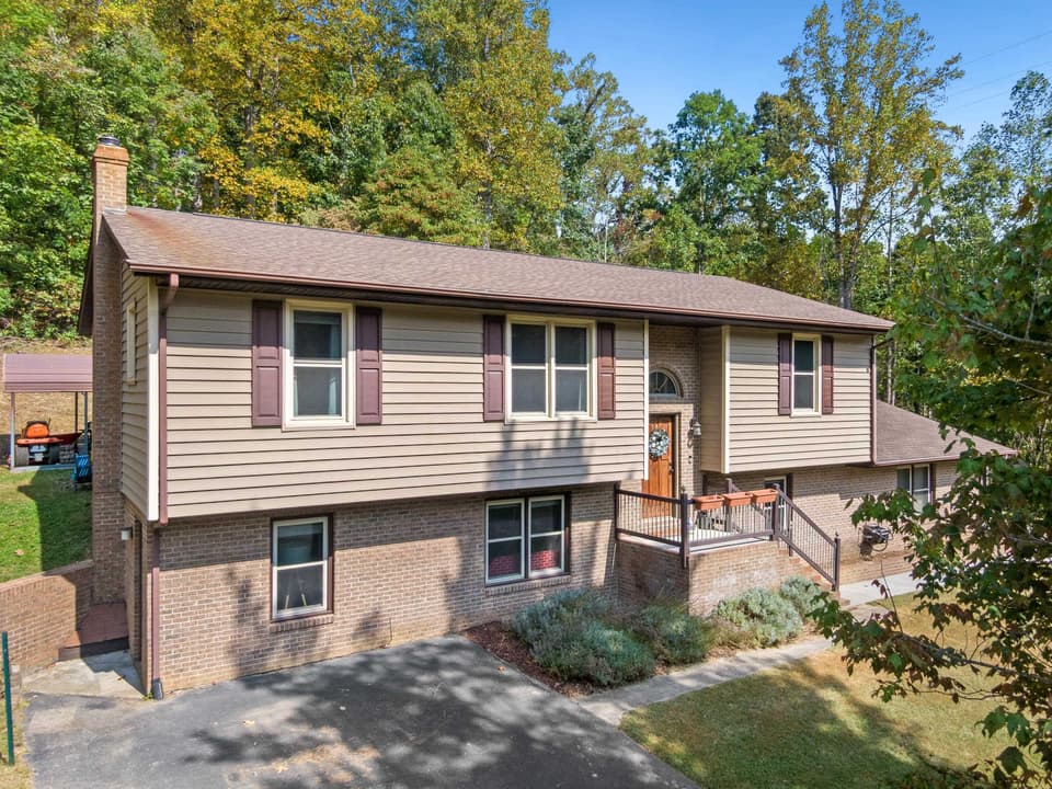 1720 Blake Drive, photo 2 of 40