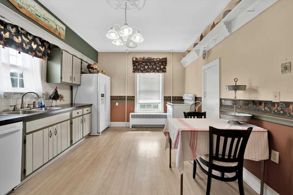 115 Lester Street, photo 11 of 40