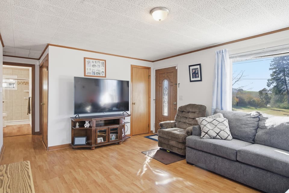 380 Clearview Drive, photo 9 of 40