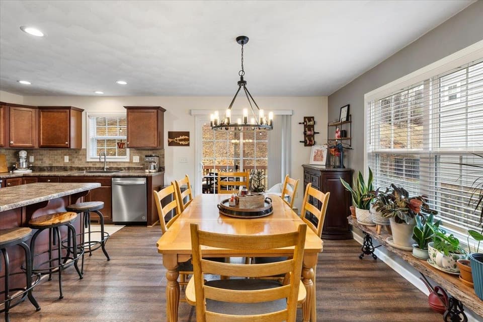 1041 St Clair Lane, photo 11 of 40
