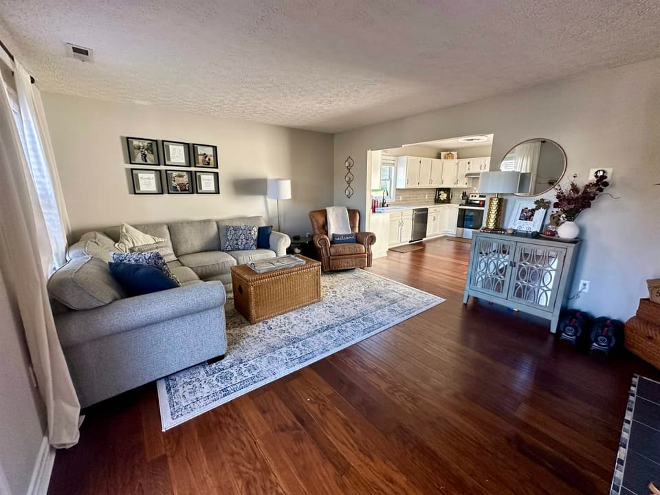 390 Warren Street, photo 7 of 40