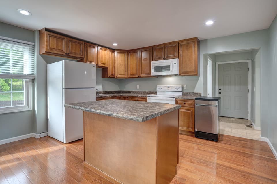 1215 Moose Drive, photo 8 of 28