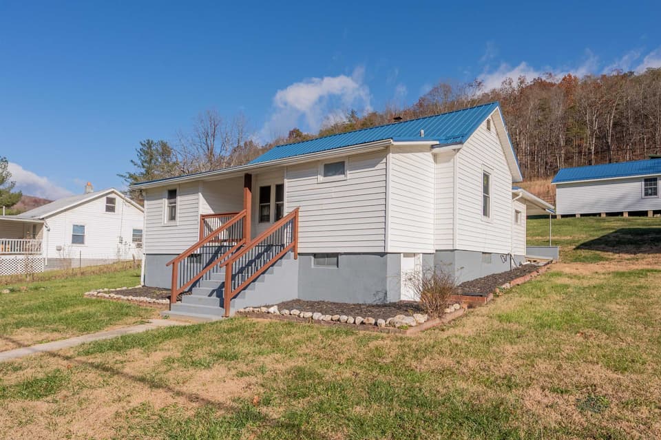 854 Den Hill Road, photo 4 of 40