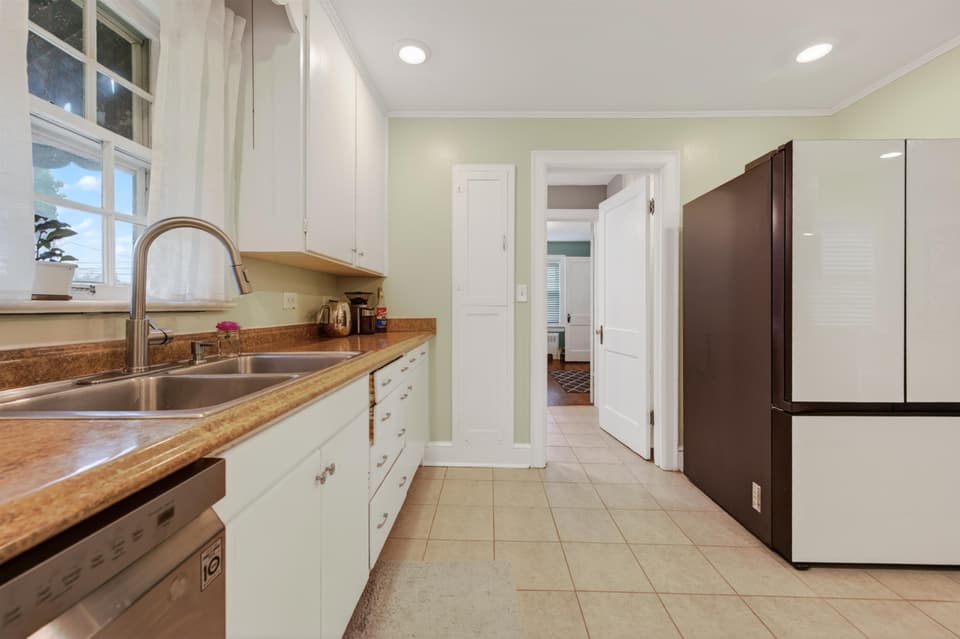 301 S Franklin Street, photo 11 of 35