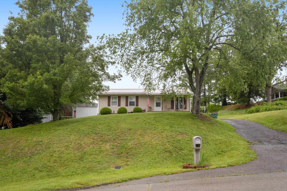 490 Sunnyside Lane, photo 4 of 36