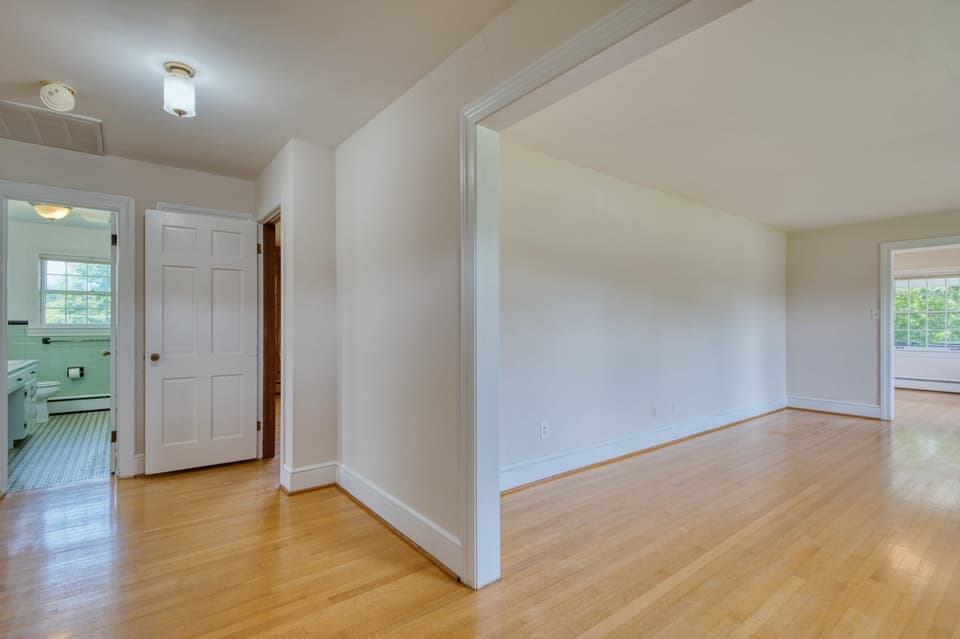 108 Roseland Drive, photo 9 of 40