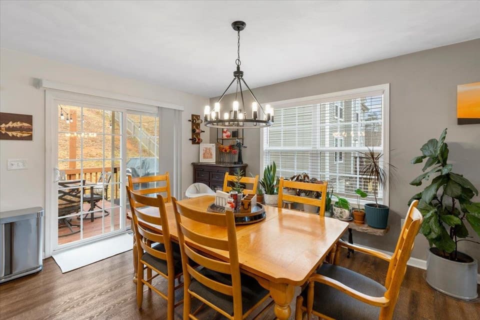 1041 St Clair Lane, photo 13 of 40