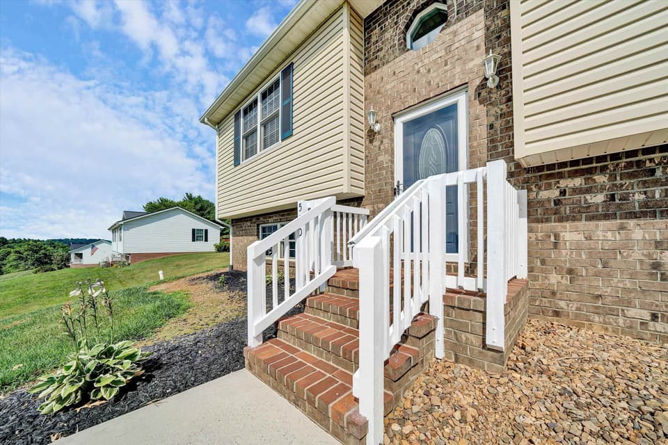 540 Harkrader Street, photo 3 of 35