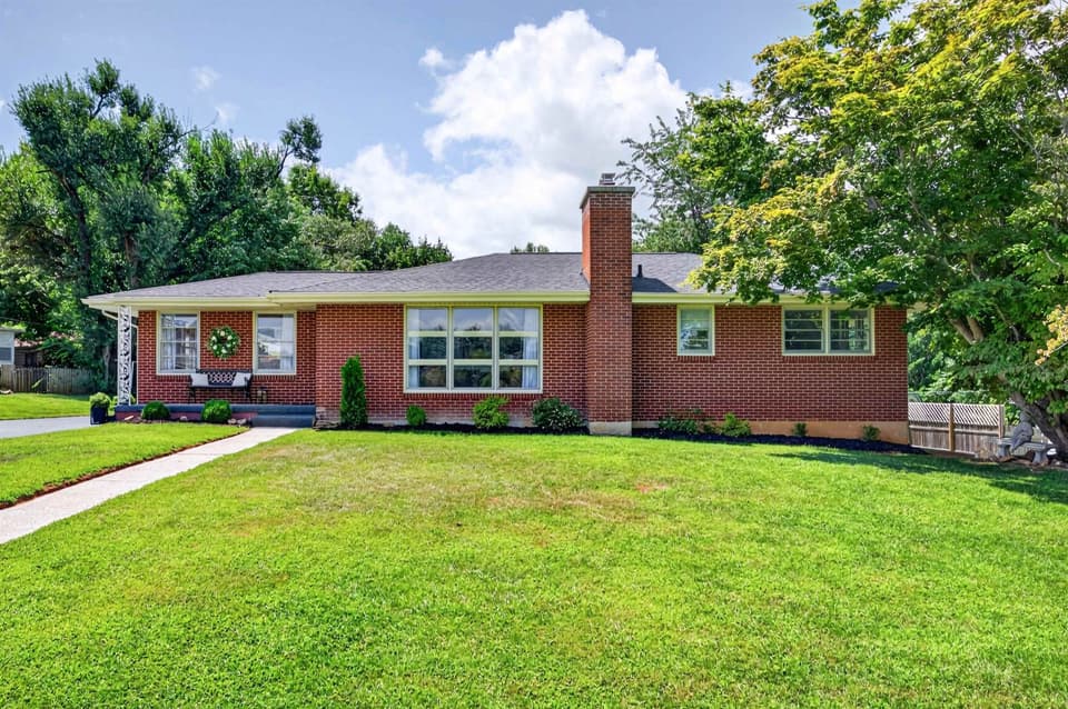 107 Roseland Drive, photo 2 of 40