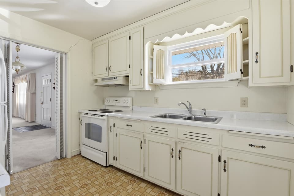 604 E Main Street, photo 12 of 40