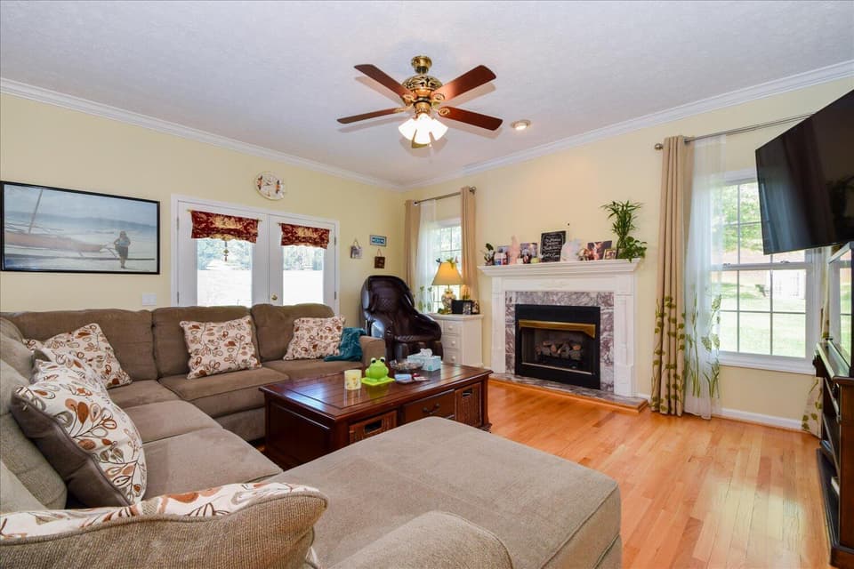 2070 Lake Vista Drive, photo 6 of 36