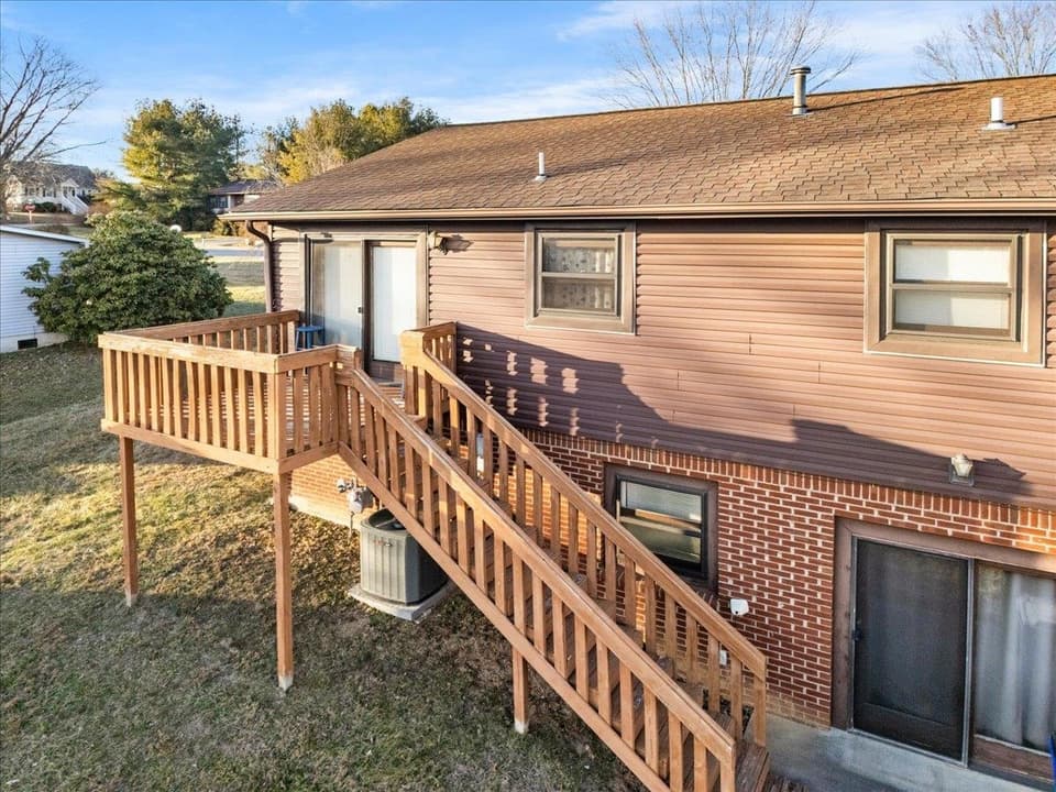 595 Freedom Viaduct NW, photo 4 of 40