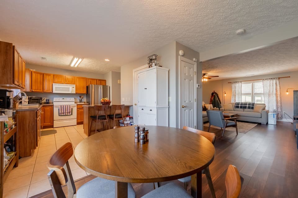 325 Oaktree Boulevard, photo 9 of 35