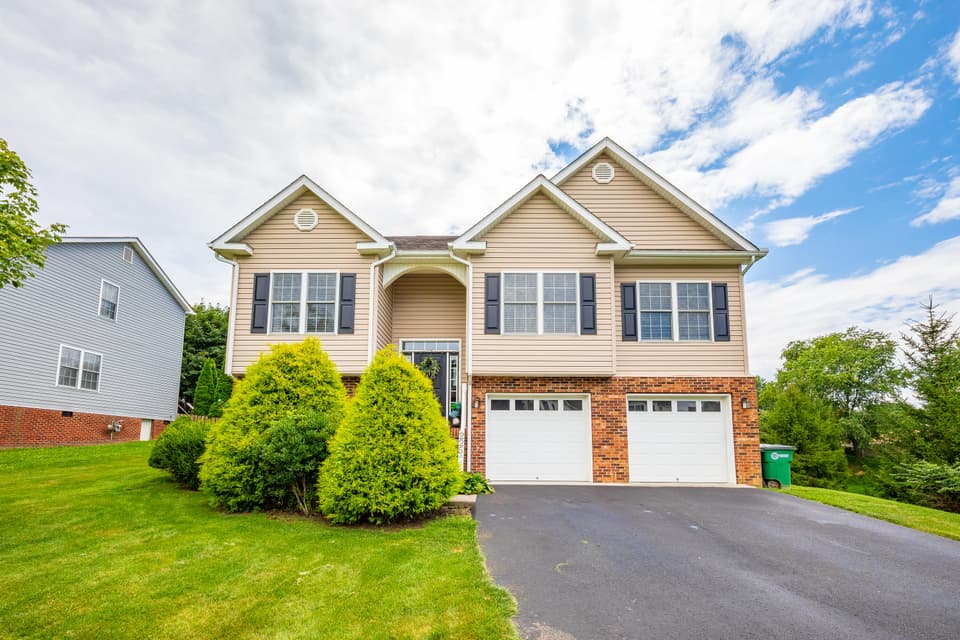 225 Meadow Dr NW, photo 4 of 34