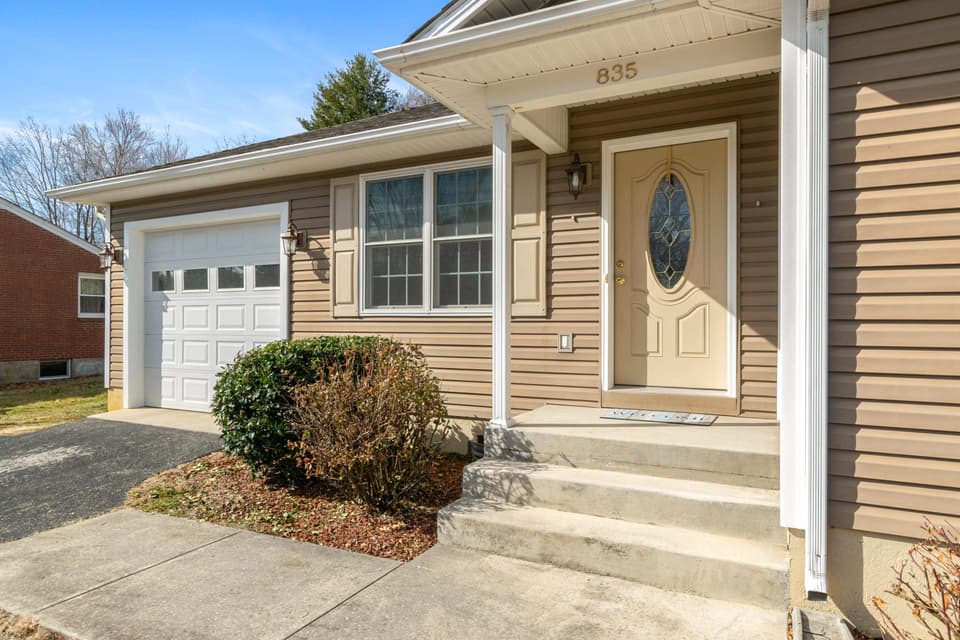 835 College Street, photo 5 of 33