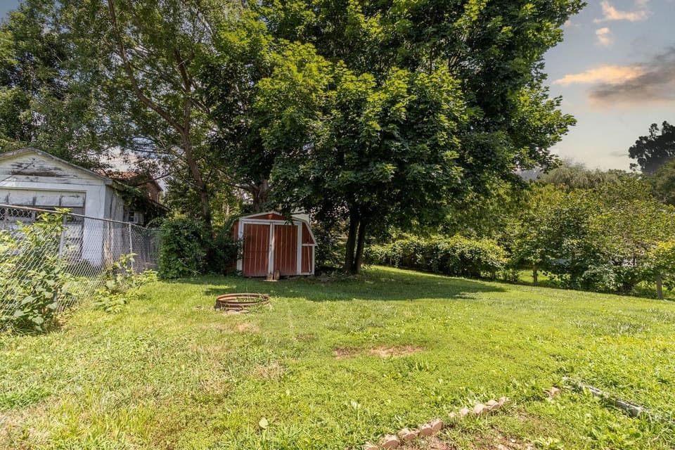1380 Rigby Street, photo 3 of 32