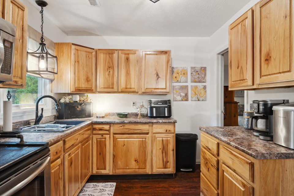 189 Pine Hollow Road, photo 4 of 28