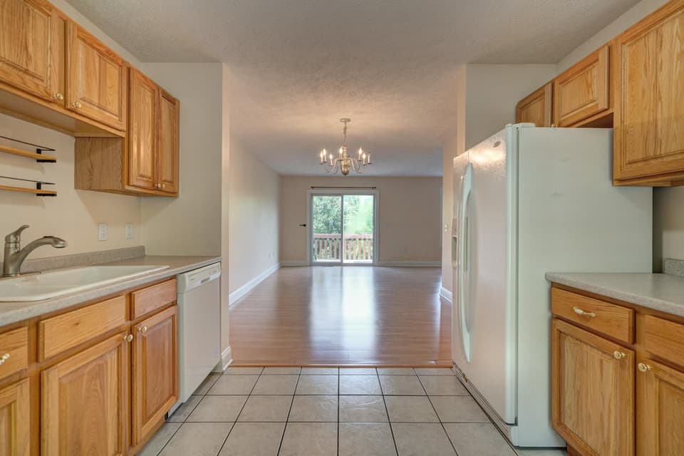 815 Oaktree Boulevard, photo 17 of 30