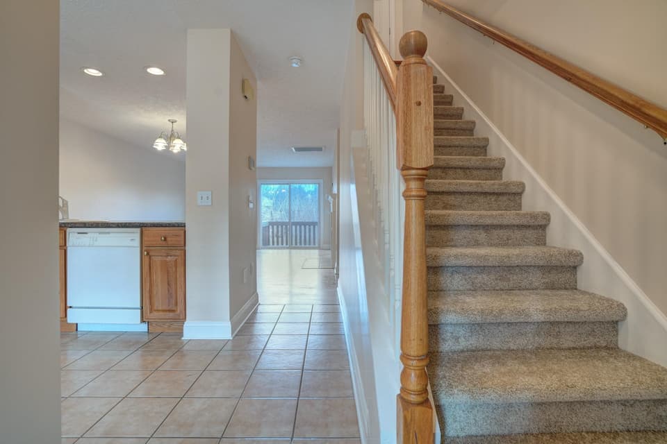 825 Oaktree Boulevard, photo 4 of 32