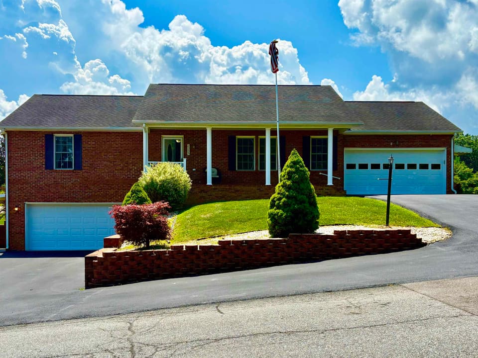 2355 Giles Drive SE, photo 9 of 40