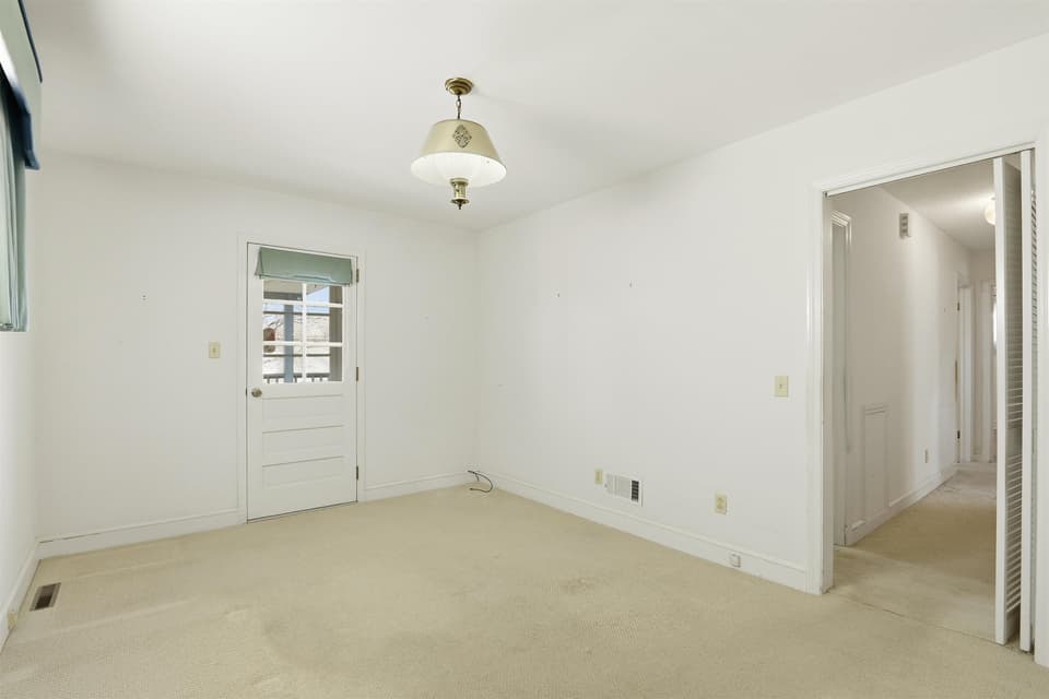 604 E Main Street, photo 18 of 40