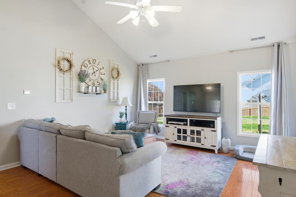 310 Windsor Drive, photo 10 of 40