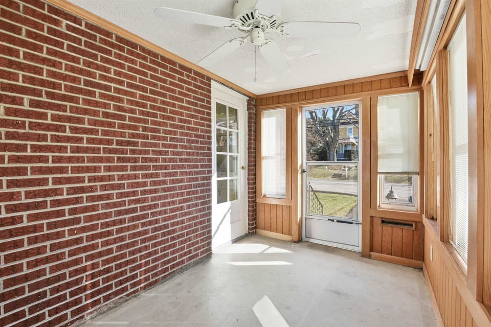 604 E Main Street, photo 16 of 40