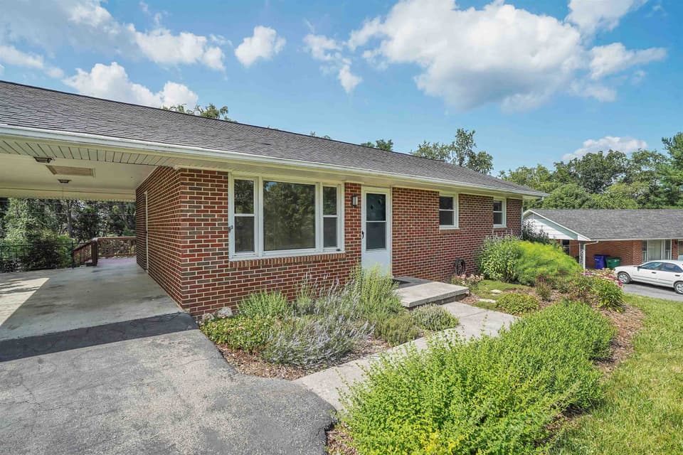 650 Betty Drive, photo 5 of 40