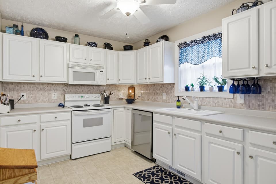 585 Silver Leaf Drive, photo 4 of 39