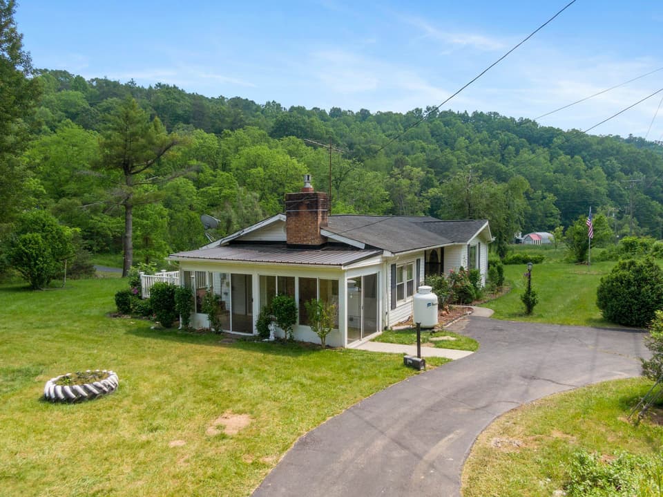 2944 Pilot Road, photo 2 of 40