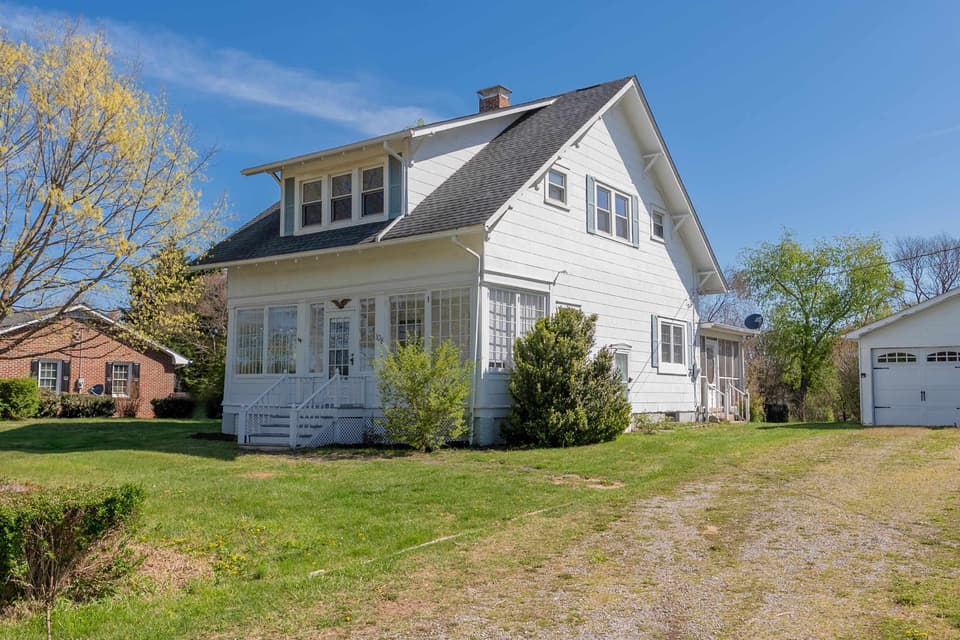 108 Miller Street SE, photo 3 of 40