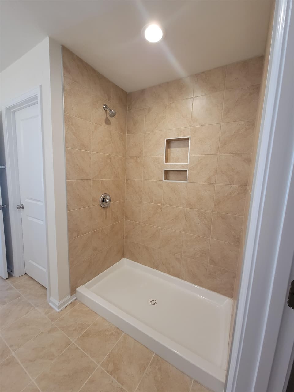 990 Holland Loop, photo 7 of 10