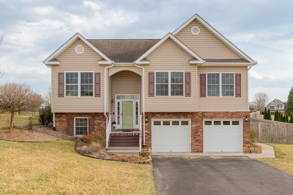 305 Meadow Drive, photo 4 of 40