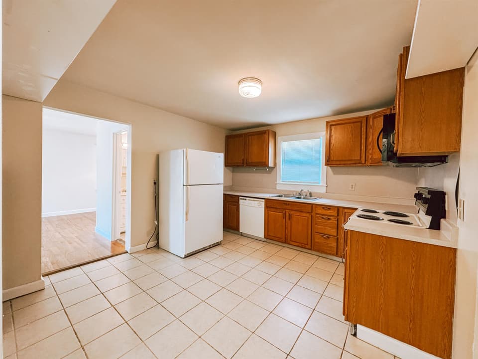 660 NE Liberty Street, photo 7 of 25