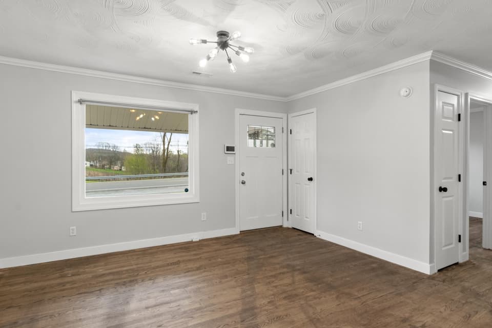 4090 Roanoke Street, photo 3 of 40