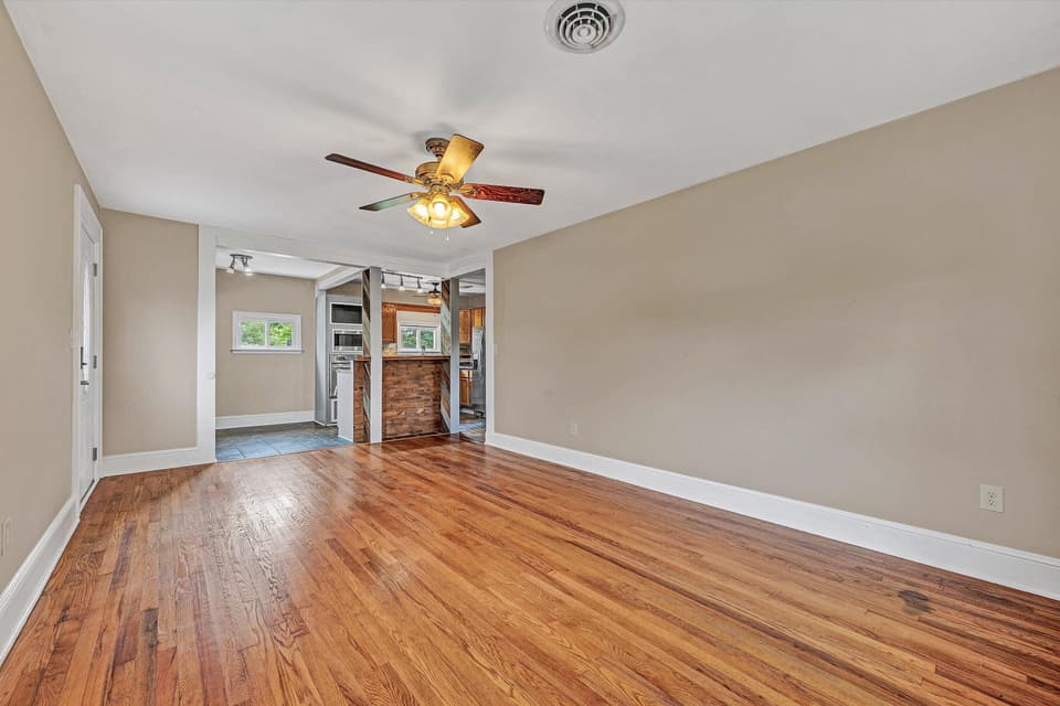 215 S Hill Dr, photo 9 of 37