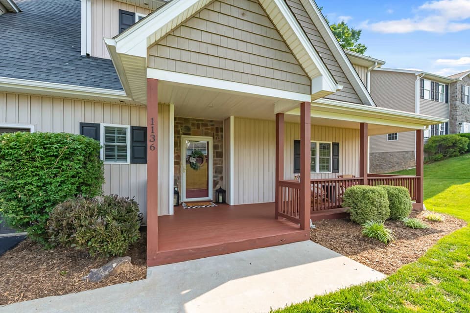 1136 Crosscreek Drive, photo 5 of 40