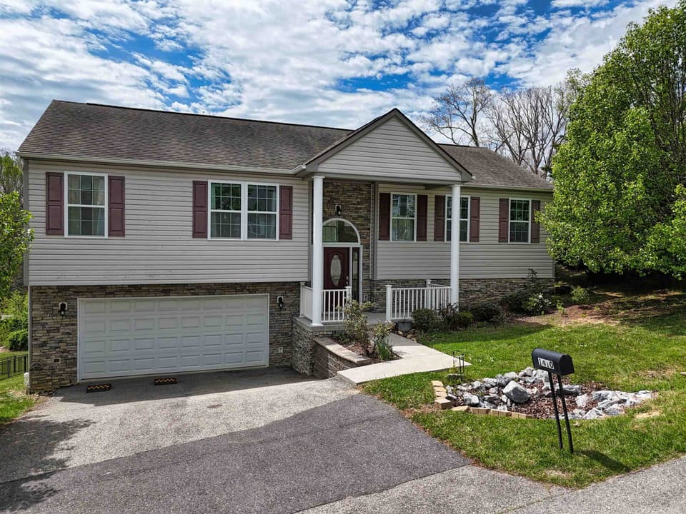 1410 Sherwood Drive, photo 6 of 40