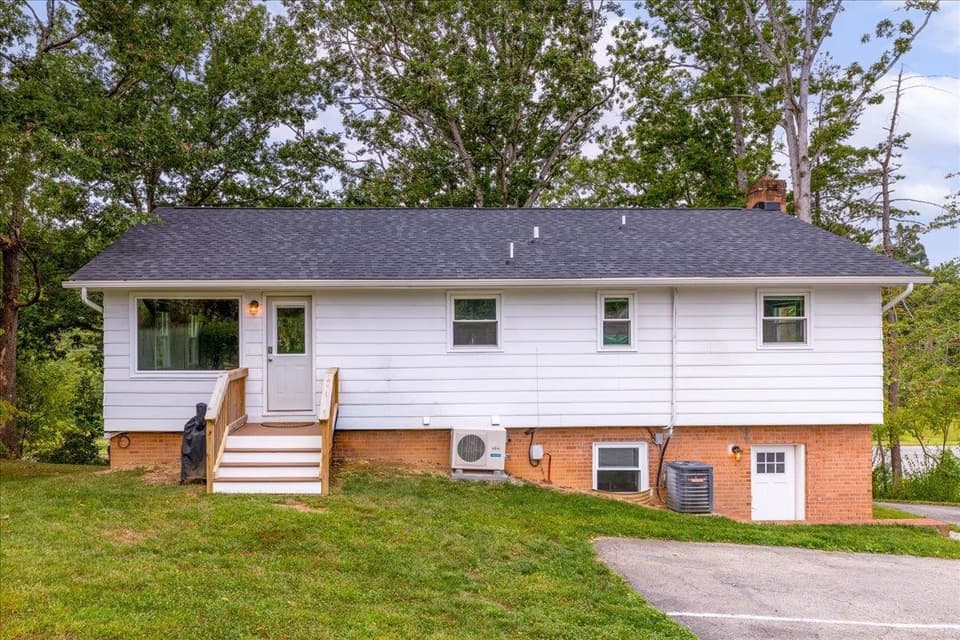 1370 Roanoke Street, photo 3 of 40