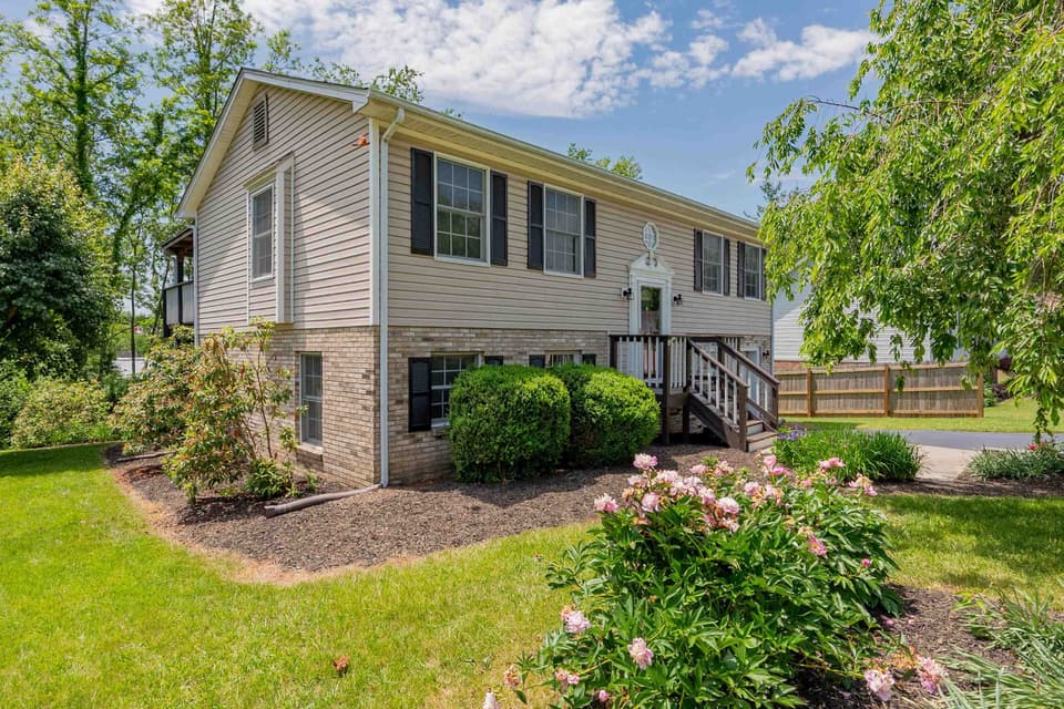 640 Warren Court, photo 4 of 40