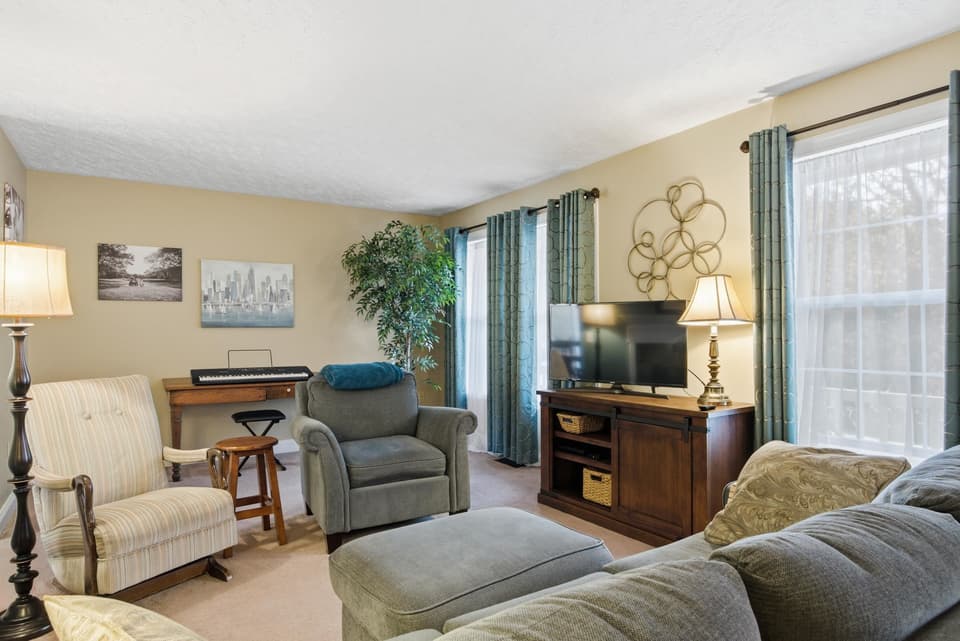 585 Silver Leaf Drive, photo 10 of 39